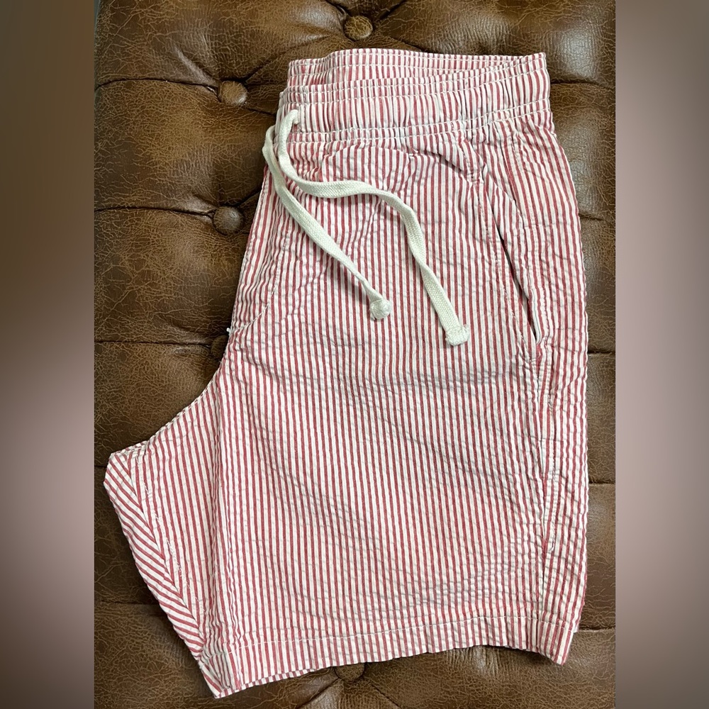 Men’s Gap red and white seersucker shorts size S